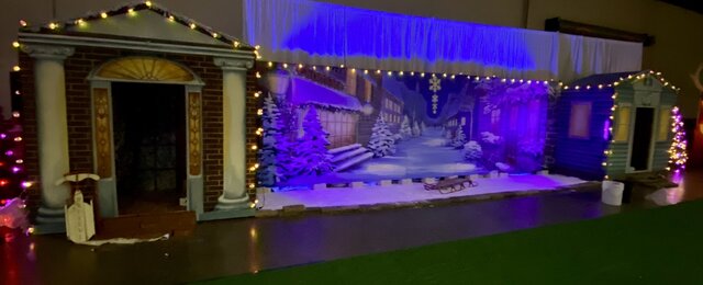 B-Christmas House Display