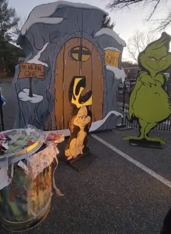 Who Grinch House with Props